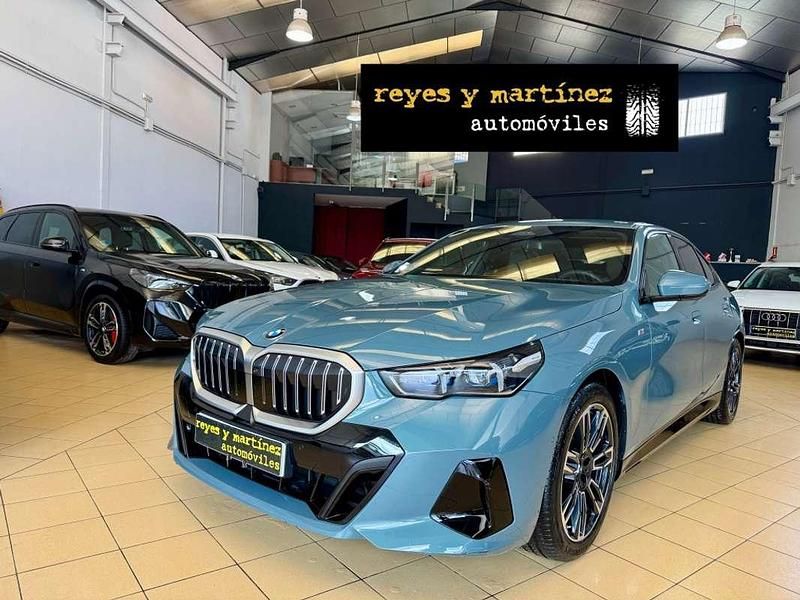 Gris Usado 2025 BMW 520 M Sport Berlina | 52.900 € (Super precio) - Imagen 1/4