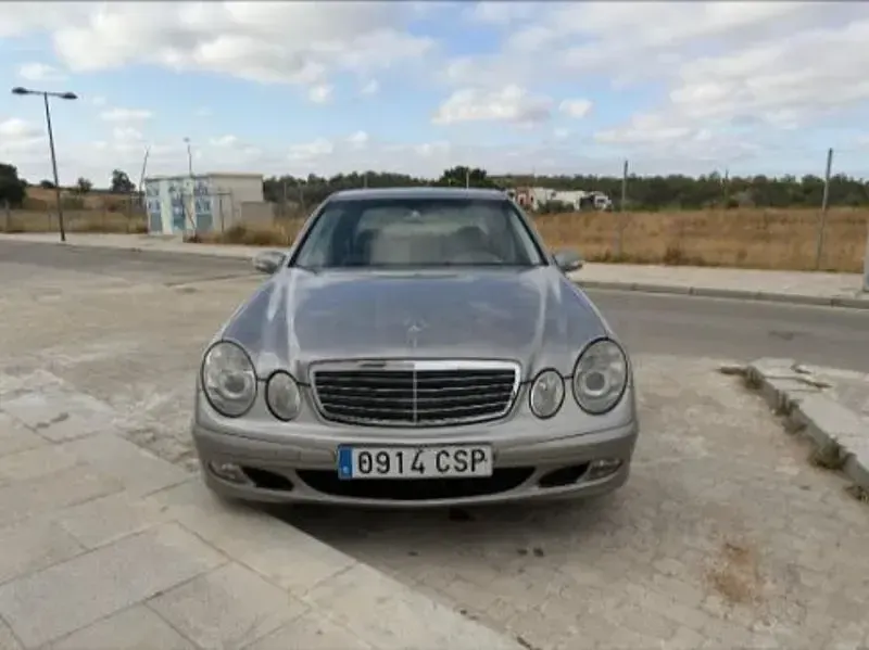 Usado Mercedes E220 Classic 150 CV (110 kW) 2004 Gris / plata Berlina