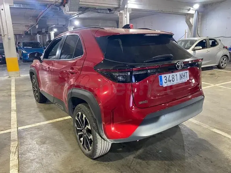 Usado Toyota Yaris Cross Active 130 CV (95 kW) 2025 Rojo SUV