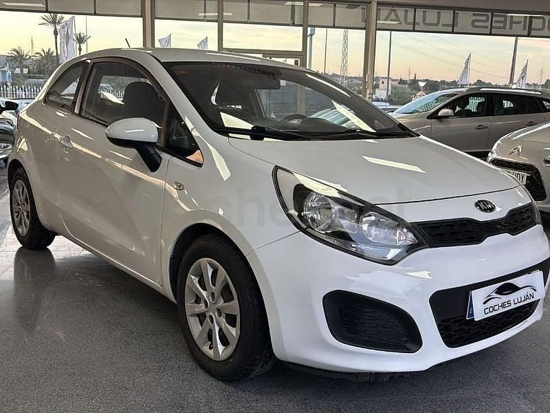 Usado Kia Rio 85 CV (62 kW) 2014 Blanco Berlina