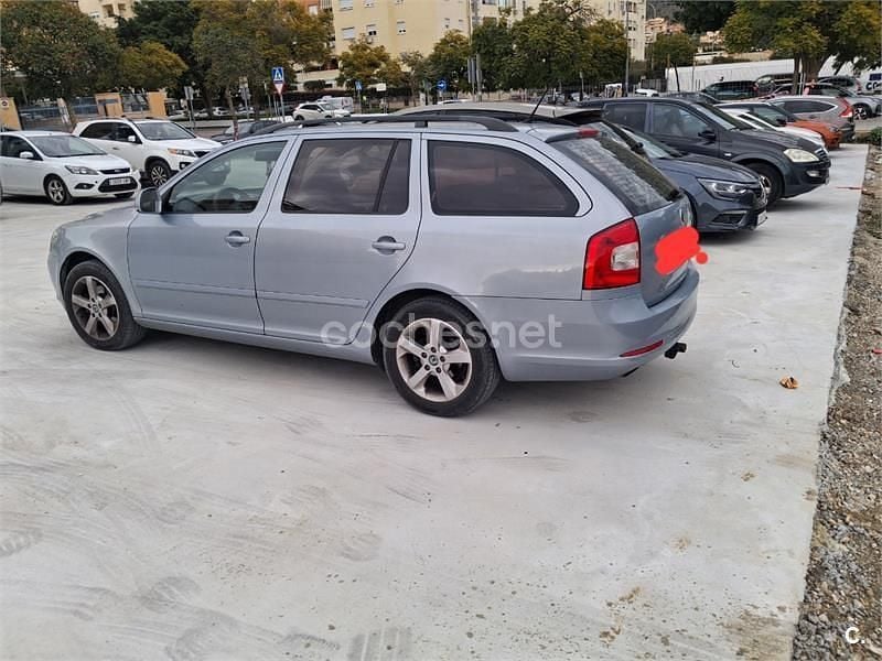 Usado Skoda Octavia Family 105 CV (77 kW) 2011 Gris / plata Berlina