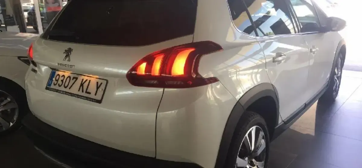 Usado Peugeot 2008 Allure 110 CV (80 kW) 2018 Blanc nacre SUV