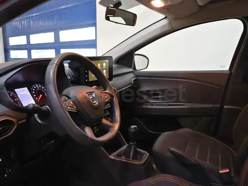 Usado Dacia Sandero Essentiel 91 CV (66 kW) 2022 Granate Berlina