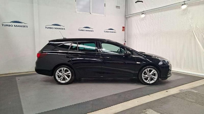 Usado Opel Astra Ultimate 147 CV (108 kW) 2021 Negro Familiar