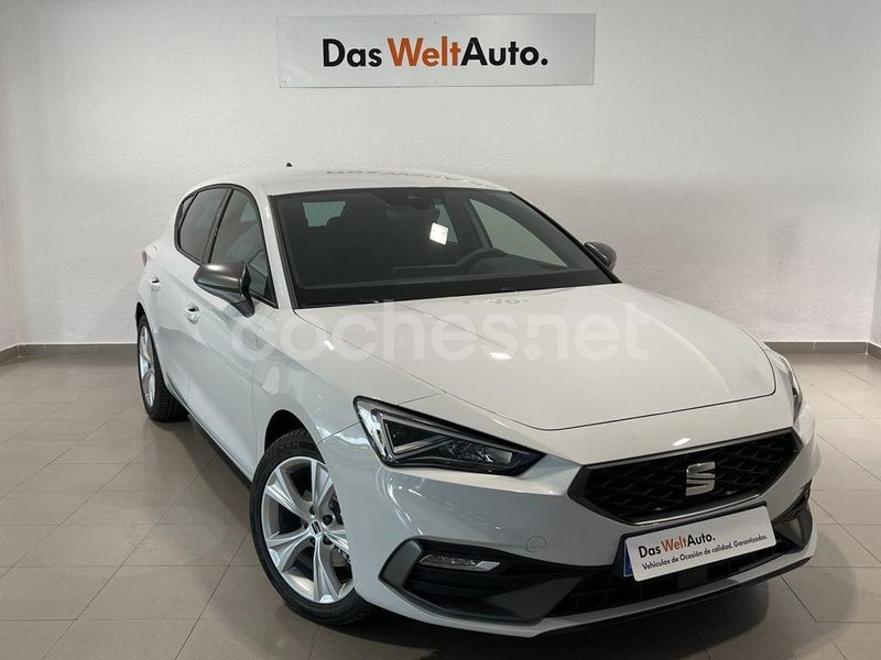 Blanco Usado 2024 Seat Leon FR Berlina | 24.900 € (Precio justo) - Imagen 1/4