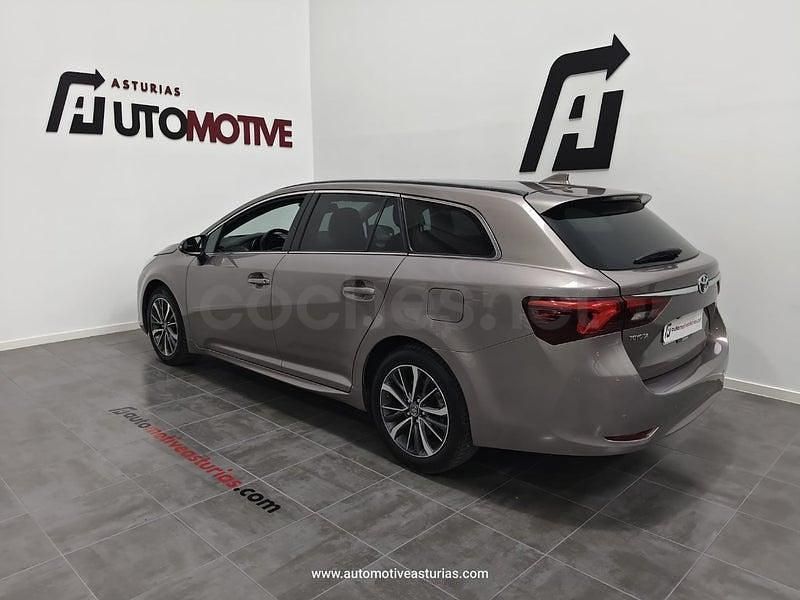 Usado Toyota Avensis Advance 150 CV (110 kW) 2015 Gris / plata Familiar