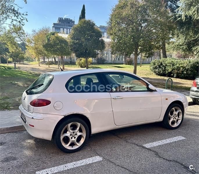 Blanco Usado 2003 Alfa Romeo 147 Distinctive Utilitario | 3400 € (Precio justo) - Imagen 1/4