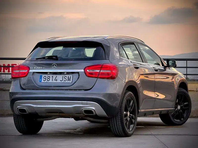 Usado Mercedes GLA200 Style 136 CV (100 kW) 2016 Gris / plata SUV