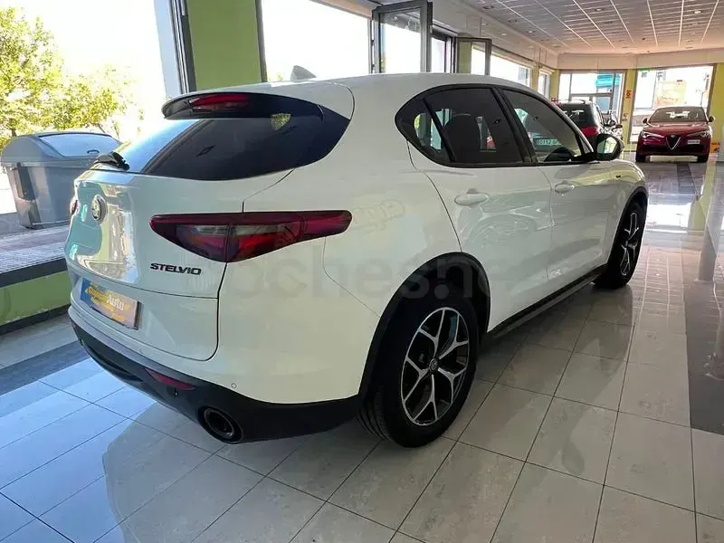 Usado Alfa Romeo Stelvio Sprint 190 CV (139 kW) 2021 Blanco SUV