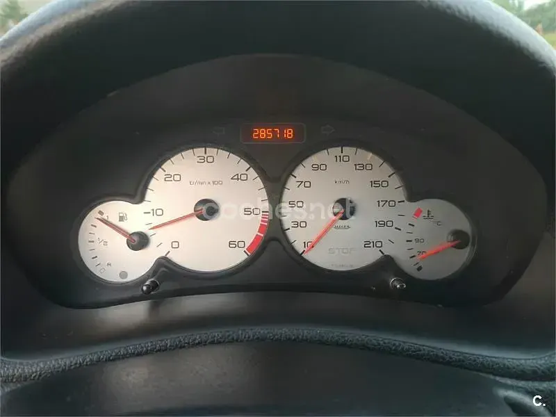 Usado Peugeot 206 70 CV (51 kW) 2003 Gris / plata Berlina