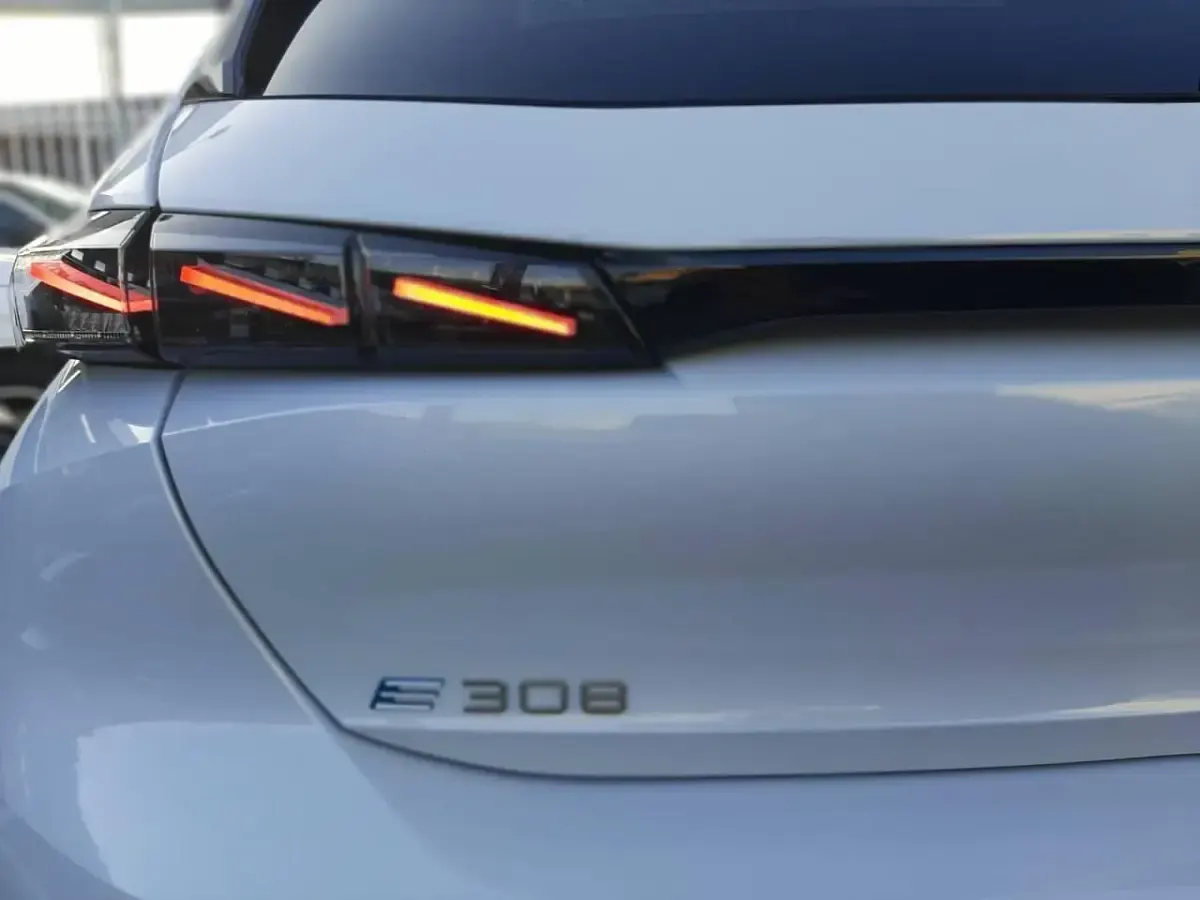 Usado Peugeot 308 GT 114 kW (156 CV) 2024 Blanco Berlina