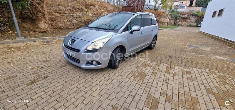 Usado Peugeot 5008 Premium 112 CV (82 kW) 2012 Gris / plata Monovolumen