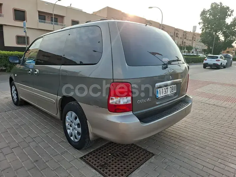 Usado Kia Carnival LX 150 CV (110 kW) 2004 Gris / plata Monovolumen