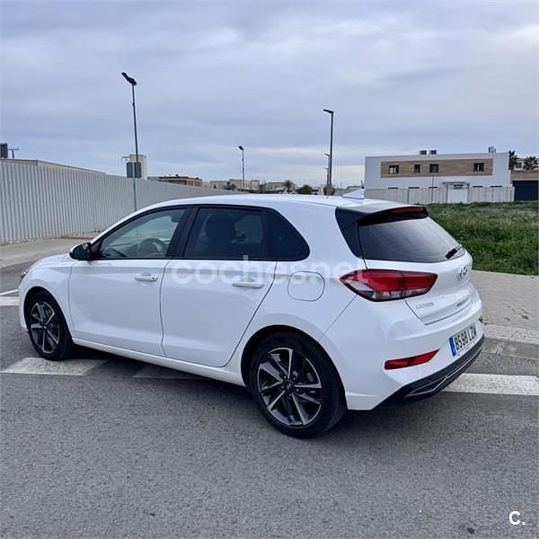 Usado Hyundai i30 110 CV (80 kW) 2022 Blanco Berlina