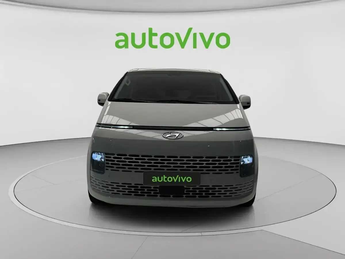 Usado Hyundai Staria 178 CV (130 kW) 2022 Creamy white Monovolumen
