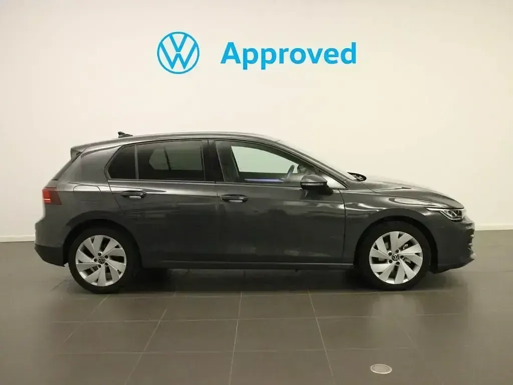 Usado VW Golf VIII 115 CV (84 kW) 2025 Gris Berlina