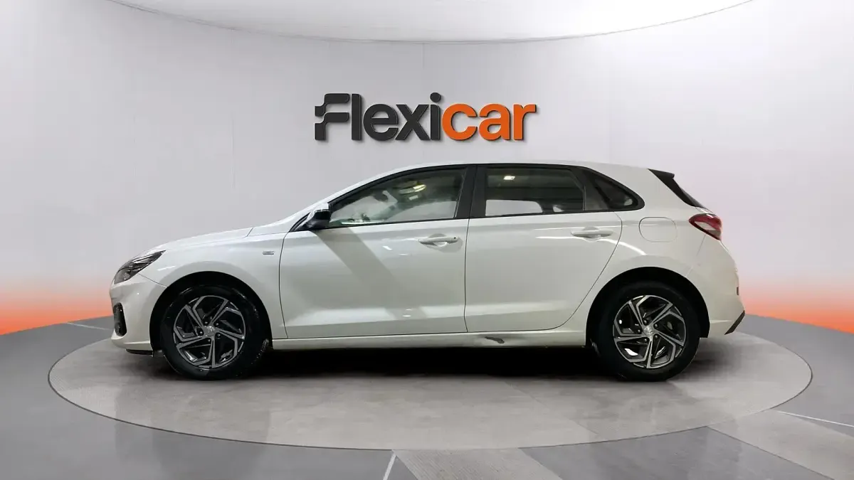 Usado Hyundai i30 120 CV (88 kW) 2021 Blanco Berlina