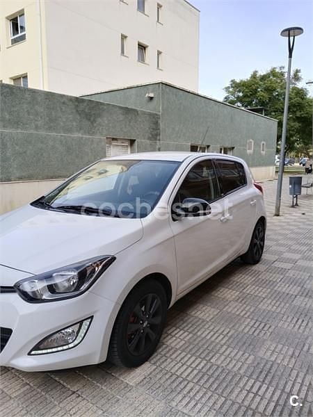 Usado Hyundai i20 75 CV (55 kW) 2014 Blanco Berlina