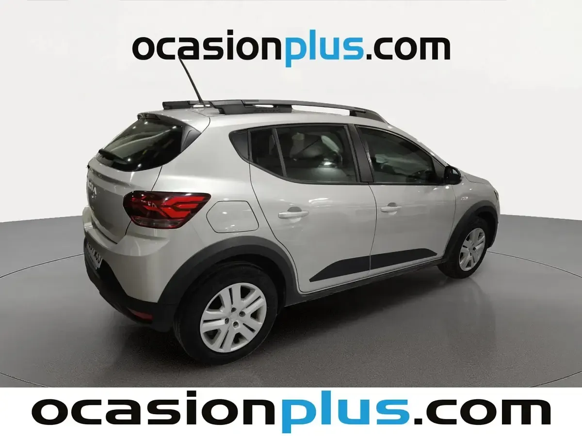 Usado Dacia Sandero Expression 91 CV (66 kW) 2024 Gris plata Utilitario