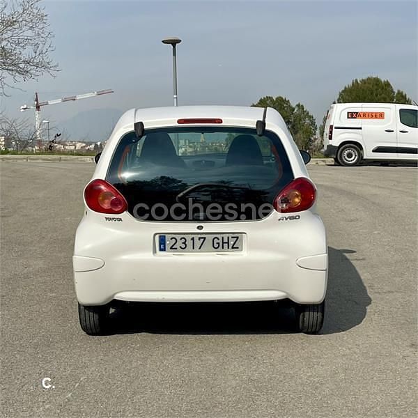 Usado Toyota Aygo 68 CV (50 kW) 2009 Blanco Utilitario