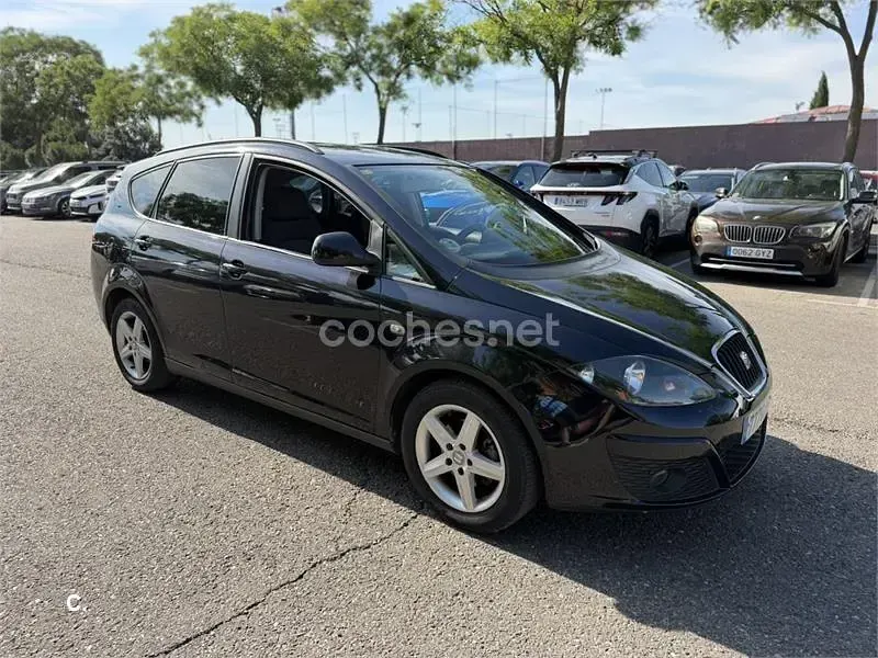 Usado Seat Altea XL Style 105 CV (77 kW) 2012 Negro Monovolumen