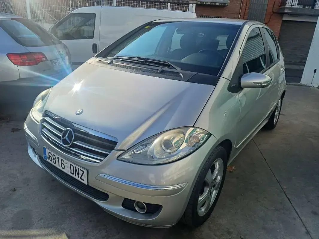 Usado Mercedes A150 Avantgarde 95 CV (69 kW) 2005 Plateado Utilitario