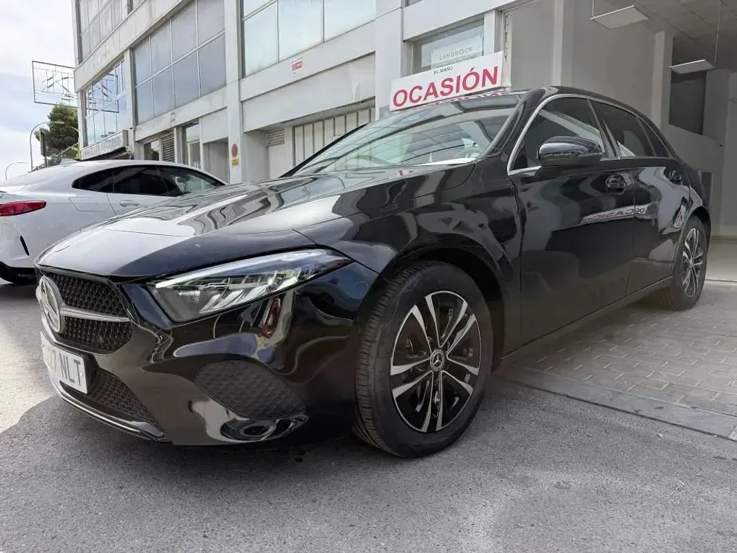 Usado Mercedes A180 136 CV (100 kW) 2023 Negro Utilitario