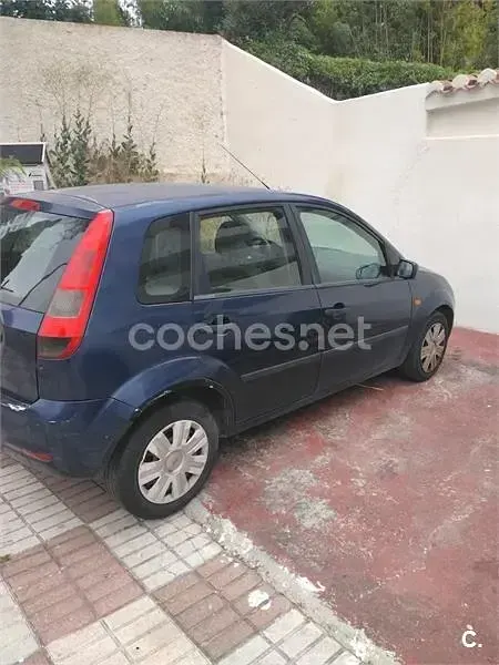 Usado Ford Fiesta Trend 80 CV (58 kW) 2003 Azul Utilitario