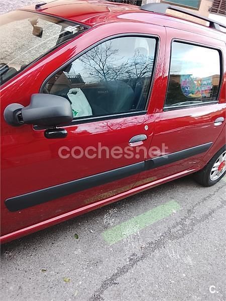 Usado Dacia Logan Lauréate 85 CV (62 kW) 2008 Rojo Familiar