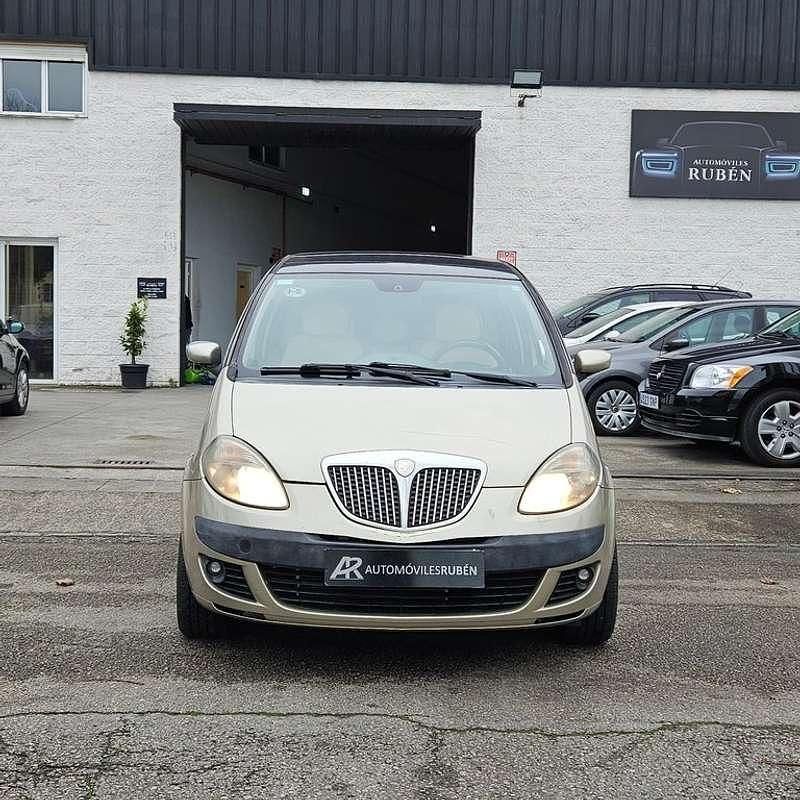 Usado Lancia Musa 101 CV (74 kW) 2006 Marrón Monovolumen