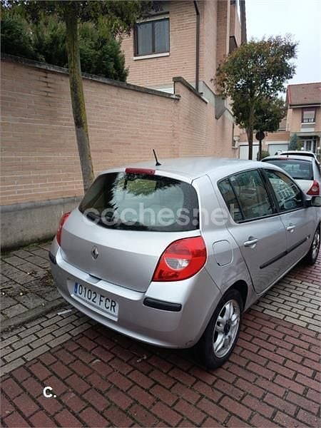 Usado Renault Clio II 100 CV (73 kW) 2006 Gris / plata Berlina