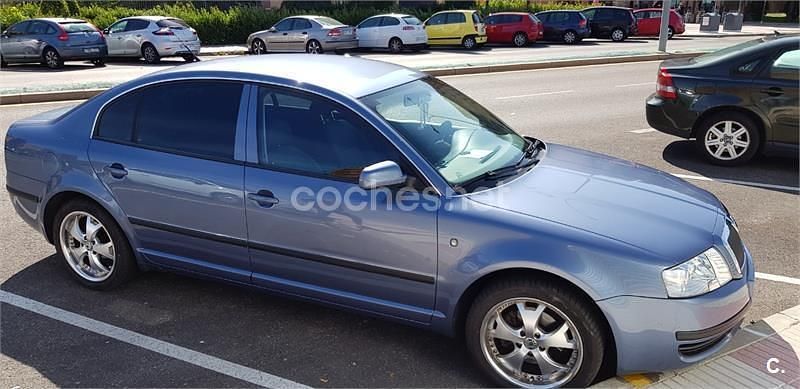 Usado Skoda Superb Classic 130 CV (95 kW) 2003 Azul Berlina
