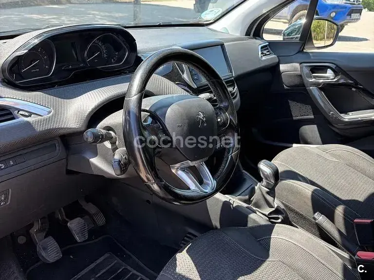Usado Peugeot 208 Allure 100 CV (73 kW) 2016 Blanco Utilitario