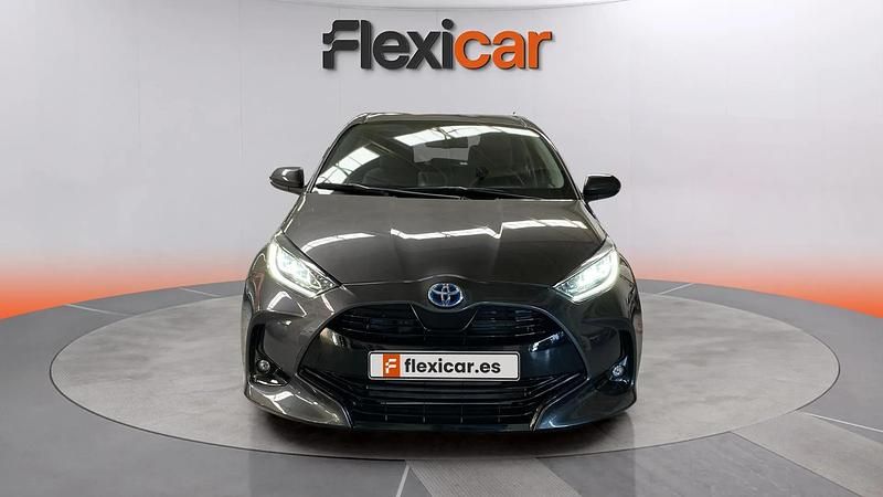 Usado Toyota Yaris Hybrid Plus 117 CV (86 kW) 2022 Gris Berlina
