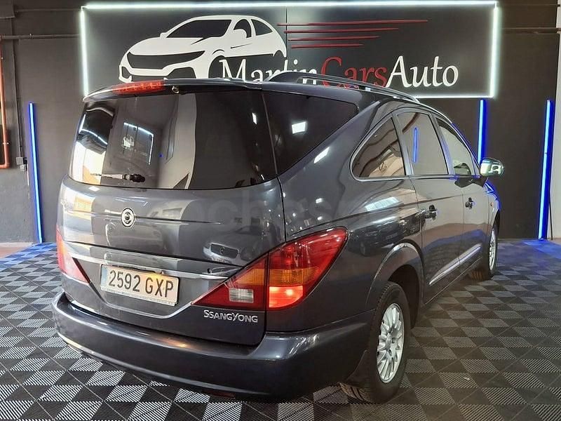 Usado Ssangyong (KGM) Rodius 165 CV (121 kW) 2010 Gris / plata Monovolumen