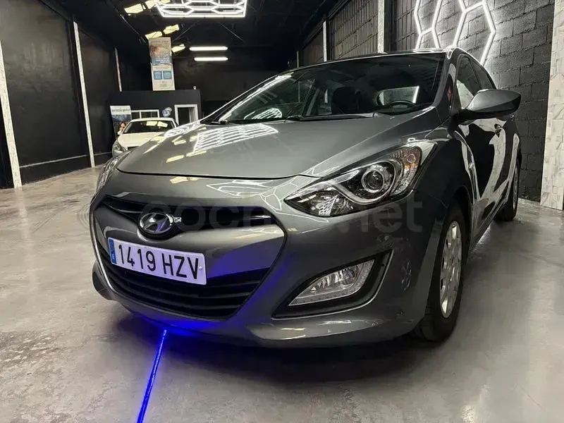 Usado Hyundai i30 110 CV (80 kW) 2015 Gris / plata Berlina