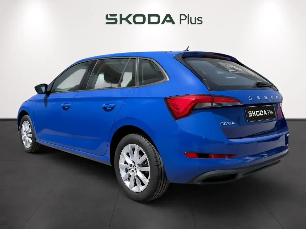 Usado Skoda Scala Active 95 CV (69 kW) 2022 Azul Utilitario