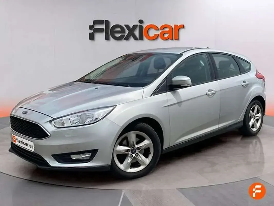 Usado Ford Focus Trend 125 CV (91 kW) 2018 Gris Utilitario