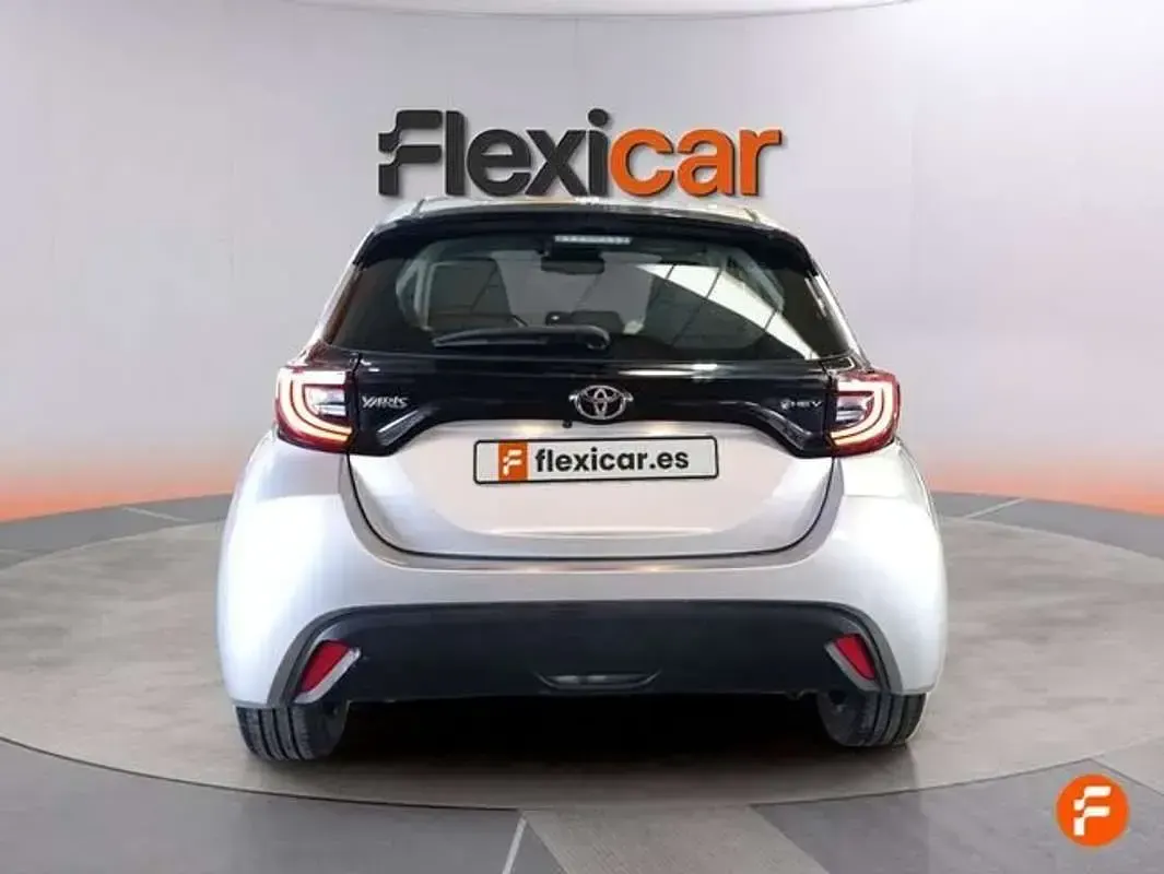 Usado Toyota Yaris Active 116 CV (85 kW) 2025 Gris Utilitario