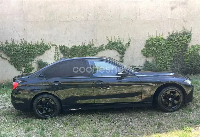 Usado BMW 318 Sport Line 143 CV (105 kW) 2013 Negro Berlina