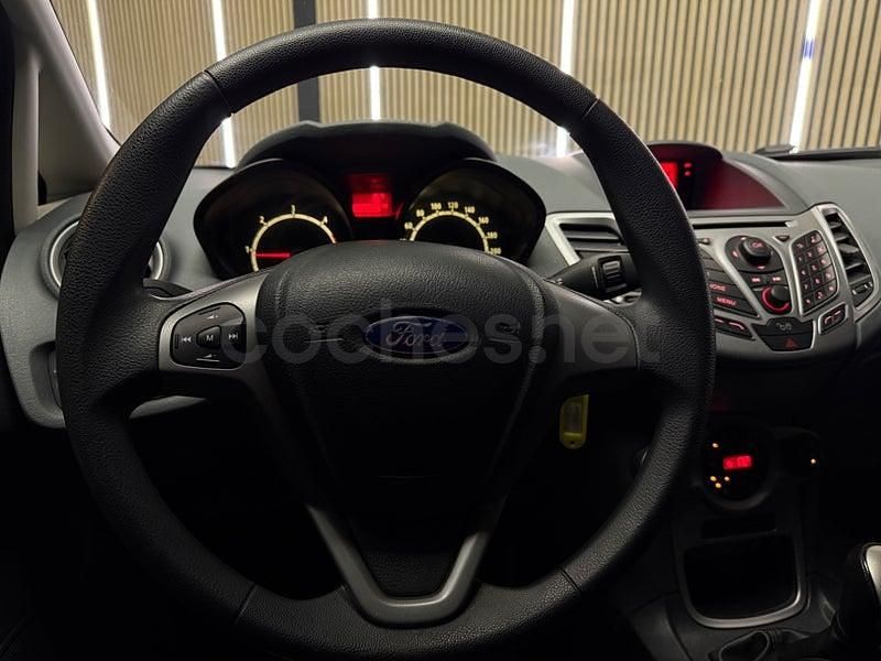 Usado Ford Fiesta Trend 68 CV (50 kW) 2010 Gris / plata Utilitario