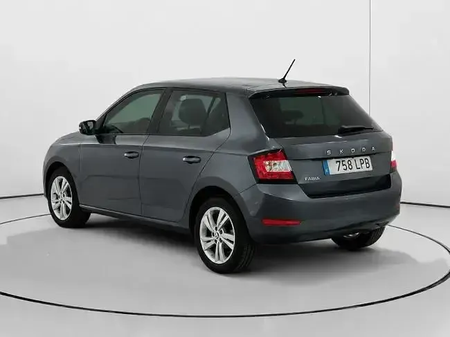 Usado Skoda Fabia Ambition 95 CV (69 kW) 2021 Gris Utilitario