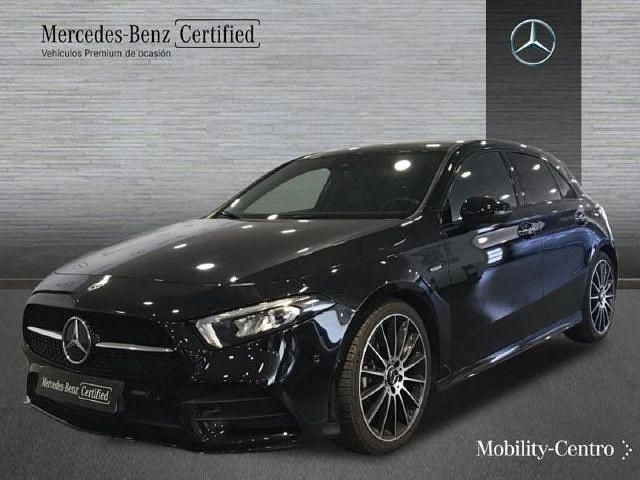 Usado Mercedes A180 AMG line 116 CV (85 kW) 2021 Negro cosmos Utilitario