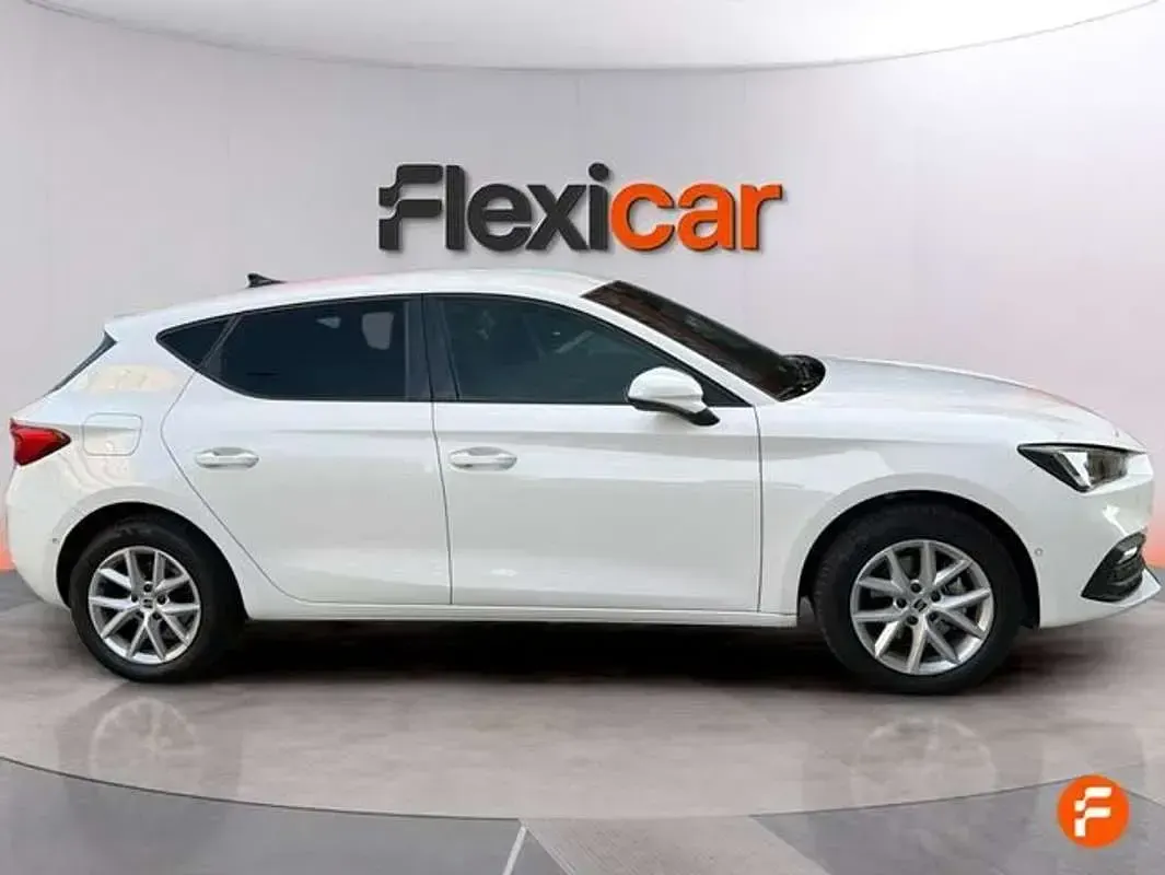 Usado Seat Leon Style 131 CV (96 kW) 2022 Blanco Utilitario
