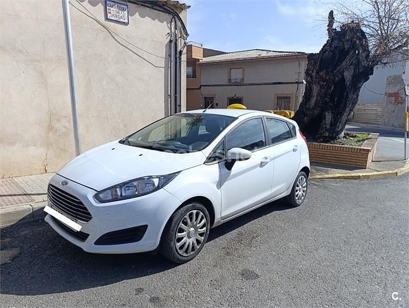 Usado Ford Fiesta Trend 75 CV (55 kW) 2015 Blanco Berlina