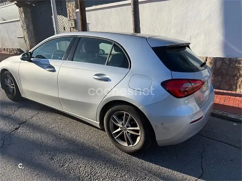 Usado Mercedes A180 109 CV (80 kW) 2018 Gris / plata Berlina