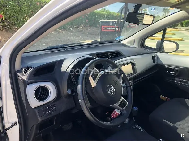Usado Toyota Yaris Hybrid Active 100 CV (73 kW) 2014 Blanco Berlina