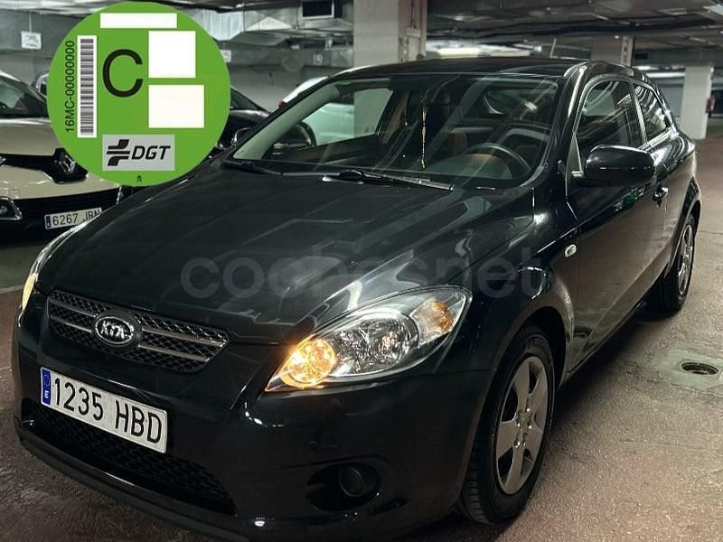 Usado Kia ProCeed 90 CV (66 kW) 2010 Negro Utilitario