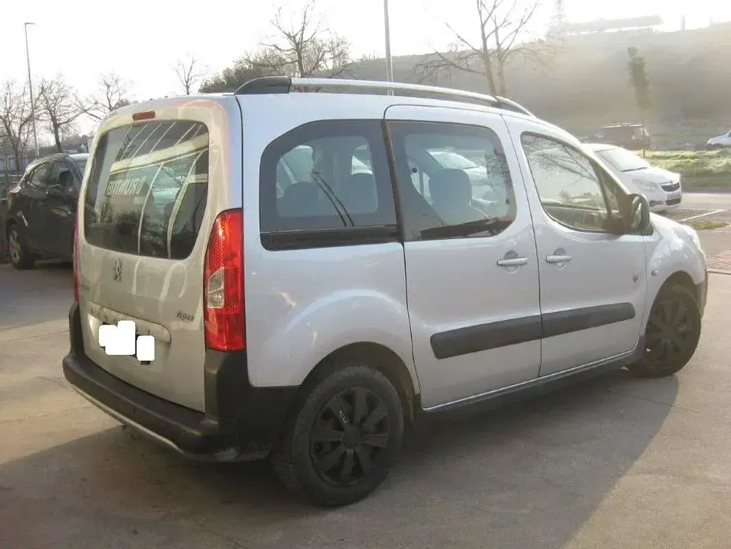 Usado Peugeot TePee Premium 109 CV (80 kW) 2012 Gris Van