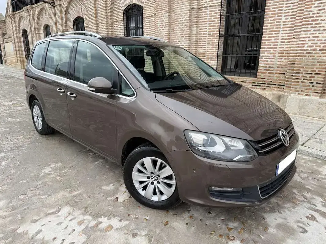 Usado VW Sharan Advance 140 CV (102 kW) 2013 Marrón Monovolumen
